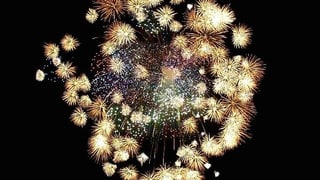 Die grösste Feuerwerks-Rakete erleuchtet den Himmel über Portugal. Die grösste Feuerwerks-Rakete erleuchtet den Himmel über Portugal.