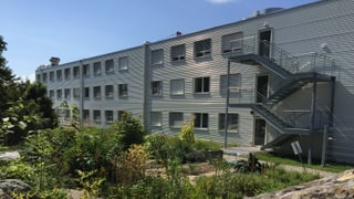 3-stöckiges Gebäude aus Container-Elementen 3-stöckiges Gebäude aus Container-Elementen