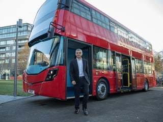 Khan vor einem Londoner Doppeldeckerbus