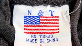 Label auf einem Pullover bestickt mit «Made in China»
