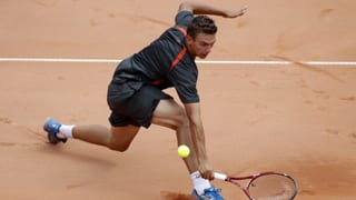 Henri Laaksonen schlägt einen Rückhandball.