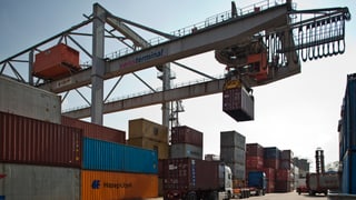Container im Basler Rheinhafen Container im Basler Rheinhafen