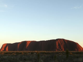 Uluru von weitem.