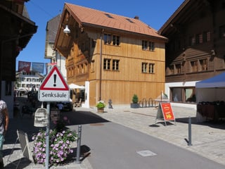 Ein Schild mit der Aufschrift «Senksäule», daneben ein versenkter Poller.
