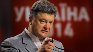 Petro Poroschenko steht an einem Rednerpult