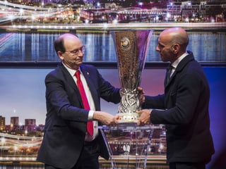 Sportchef «Monchi» nimmt den Europa-League-Pokal entgegen.