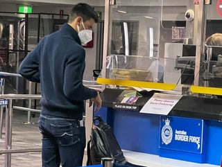 Djokovic bei der Einreise.