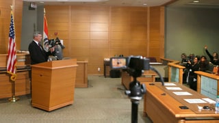 Staatsanalt McCulloch eröffnet den Jury-Entscheid vor den medien in Ferguson. (reuters)