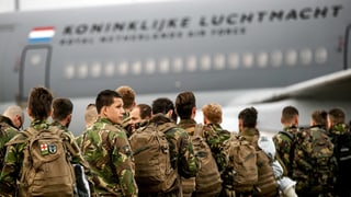Soldaten beim Einstieg in ein Transportflugzeug