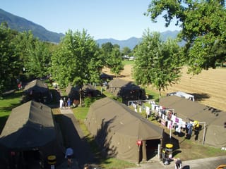 Militärzelte auf dem Gelände des Centro Sportivo Tenero.