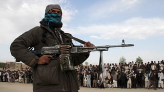Ein schwer bewaffnetes Mitglied der Taliban