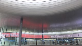 Unter der City Lounge vor dem Eingang zur neuen Messehalle