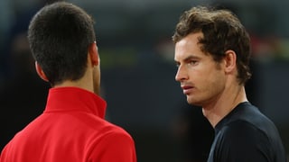 Novak Djokovic und Andy Murray (rechts) blicken sich an