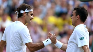 Roger Federer und Roberto Bautista beim Handshake.