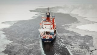 Schiff im Eismeer