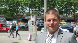 Erich Hess steht am Bollwerk. Hinter ihm der Eisenbahn-Viadukt vor der Reitschule Erich Hess steht am Bollwerk. Hinter ihm der Eisenbahn-Viadukt vor der Reitschule