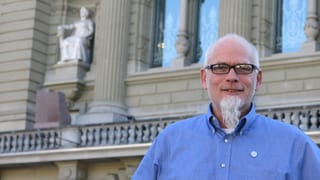 Moser steht vor dem Bundeshaus. Moser steht vor dem Bundeshaus.