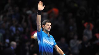 Novak Djokovic streckt seine rechte Hand in die Höhe.