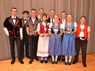 Gruppenbild mit vielen jungen Menschen in traditionellen Trachten.