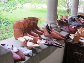 Schuhe aus dem Mittelalter aus Leder und Holz