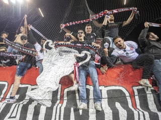 Thuner Fans mit einem Fake-Pokal