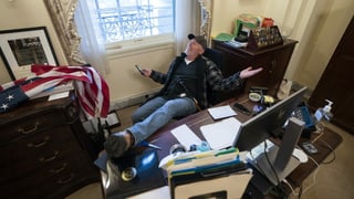 Mann in Pelosi-Büro Mann in Pelosi-Büro