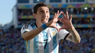 Ein argentinischer Fussballer formt mit den Fingern ein Herz, die Augen hat er weit aufgerissen.
