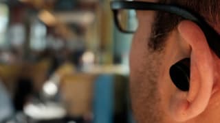 «Earbuds: Ein Computer im Ohr lässt nur hören, was wir wollen» auf einer neuen Seite abspielen.