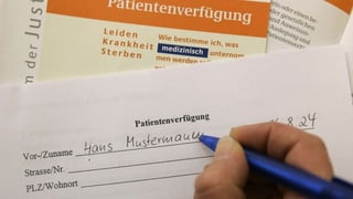 «Rechtsfrage: Mit eigener Patientenverfügung ins Spital?» auf einer neuen Seite abspielen.