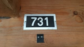 «Warum gibt es in einem kleinen Weiler die Hausnummer 731?» auf einer neuen Seite abspielen.