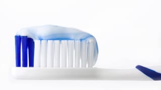 «Titandioxid in Zahnpasta: Kein Verbot, aber freiwilliger Verzicht» auf einer neuen Seite abspielen.