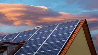 «Mit Notstrom muss man bei Solaranlagen Prioritäten setzen» auf einer neuen Seite abspielen.