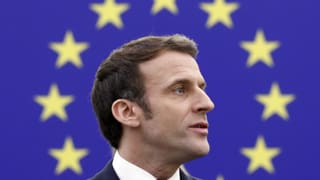 «Ein Präsident, zwei Hüte: Emmanuel Macron in Strassburg» auf einer neuen Seite abspielen.
