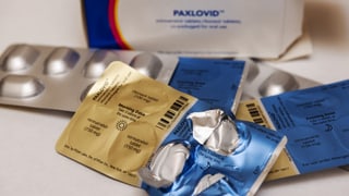«Corona-Medikament Paxlovid bald in der Schweiz verfügbar» auf einer neuen Seite abspielen.