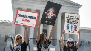 «US-Supreme-Court kippt Recht auf Abtreibung» auf einer neuen Seite abspielen.