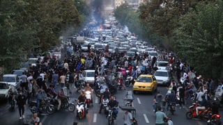 «Iran-Proteste: Kopftuchfrust bestand schon seit Jahren» auf einer neuen Seite abspielen.