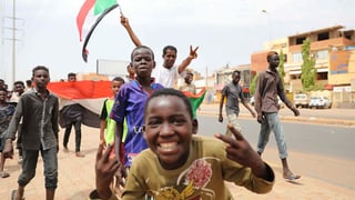 «Sudan: Ein erster Schritt Richtung Demokratie?» auf einer neuen Seite abspielen.