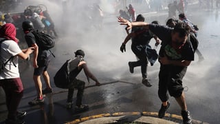 «Demonstrationen gegen Chancenlosigkeit in Chile» auf einer neuen Seite abspielen.
