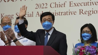 «Hongkongs Regierungschef von Pekings Gnaden» auf einer neuen Seite abspielen.