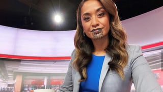 «Maori-Moderatorin trägt Gesichtstattoo» auf einer neuen Seite abspielen.