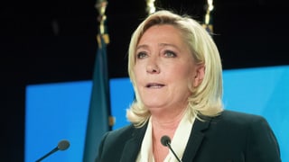 «Gespaltenes Frankreich am Tag nach der Wahl» auf einer neuen Seite abspielen.