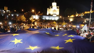 «Georgien: Demonstration für EU-Beitritt» auf einer neuen Seite abspielen.