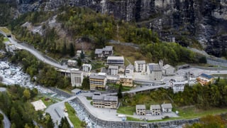 «Riesige Solaranlagen in den Walliser Alpen geplant» auf einer neuen Seite abspielen.