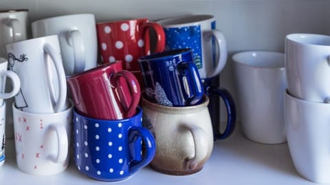 Nicht mehr alle Tassen im Schrank haben - 100 Sekunden Wissen - SRF