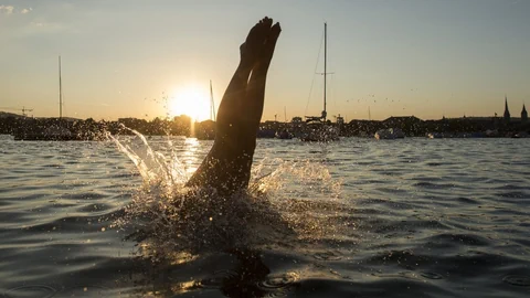 Eine Person springt ins Wasser