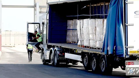 LKW mit offener Seite, beladen mit Kartons.