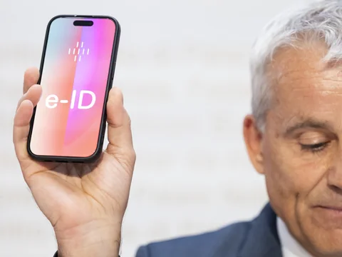 Mann hält Smartphone mit e-ID-Bildschirm.
