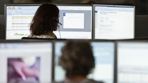 Menschen arbeiten an Computern in einem Büro.