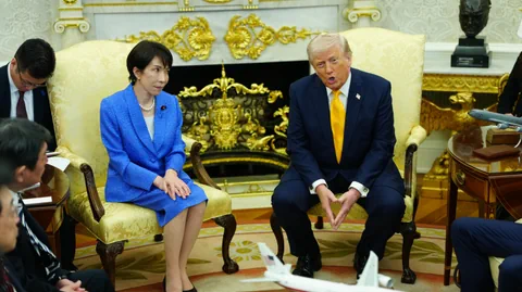 Mehrere Personen bei einem Treffen in einem eleganten Raum mit goldener Dekoration.