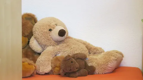 Plüschtiere liegen auf einer Matratze im Spieltheraphieraum vom Ambulatorium SRK.
